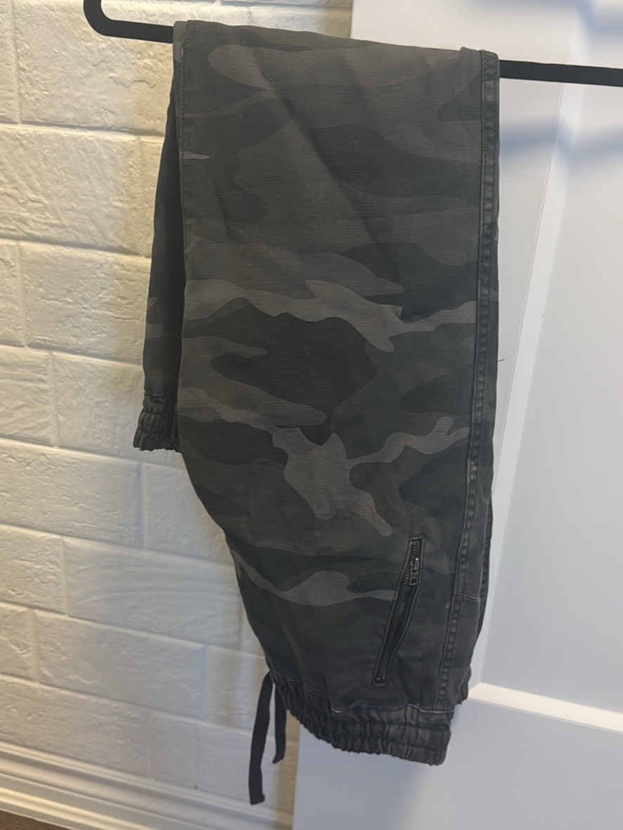 Aritzia Women's Straight Leg Camo Jogger Pants - Black/Grey